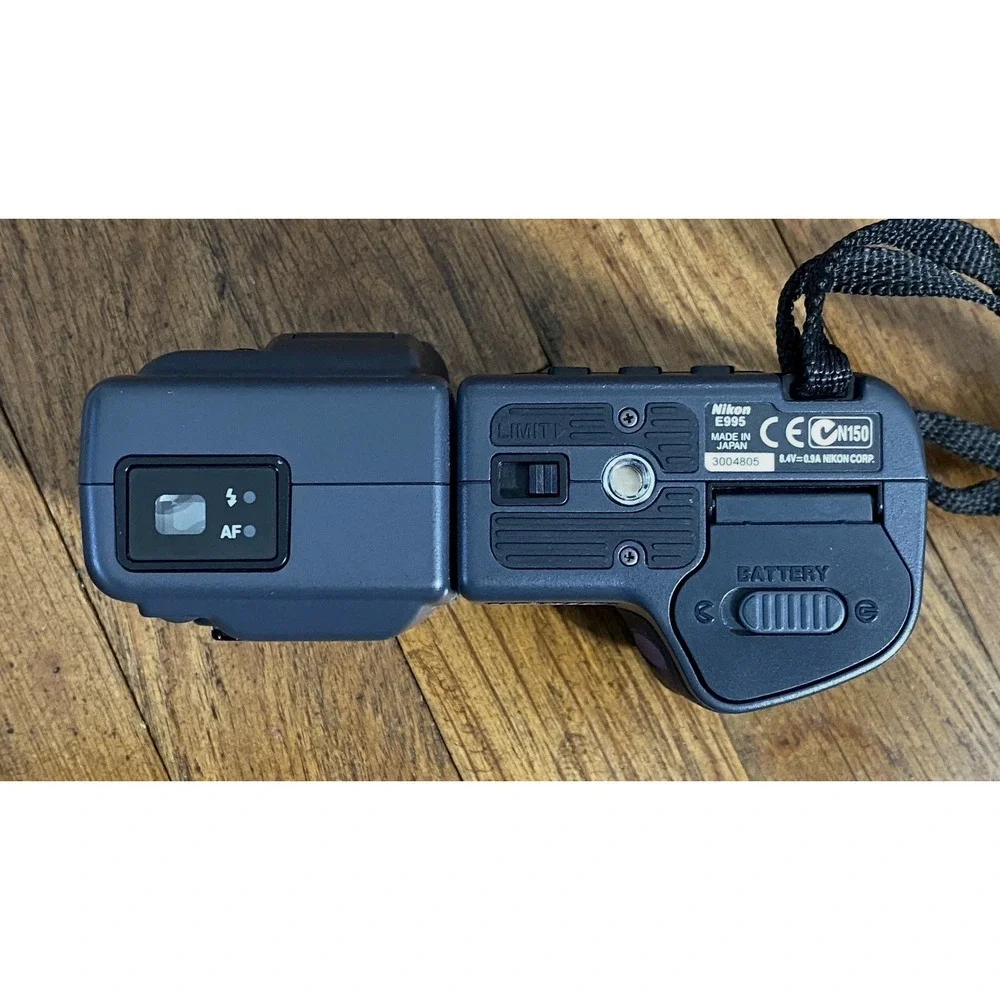 Nikon COOLPIX 995 Digital Camera - No Battery Charger - Untested